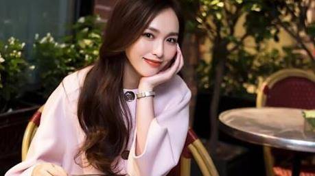 37岁唐嫣和33岁刘诗诗,同样搭配粉色裙,谁是最美辣妈?_身材_气质_造型