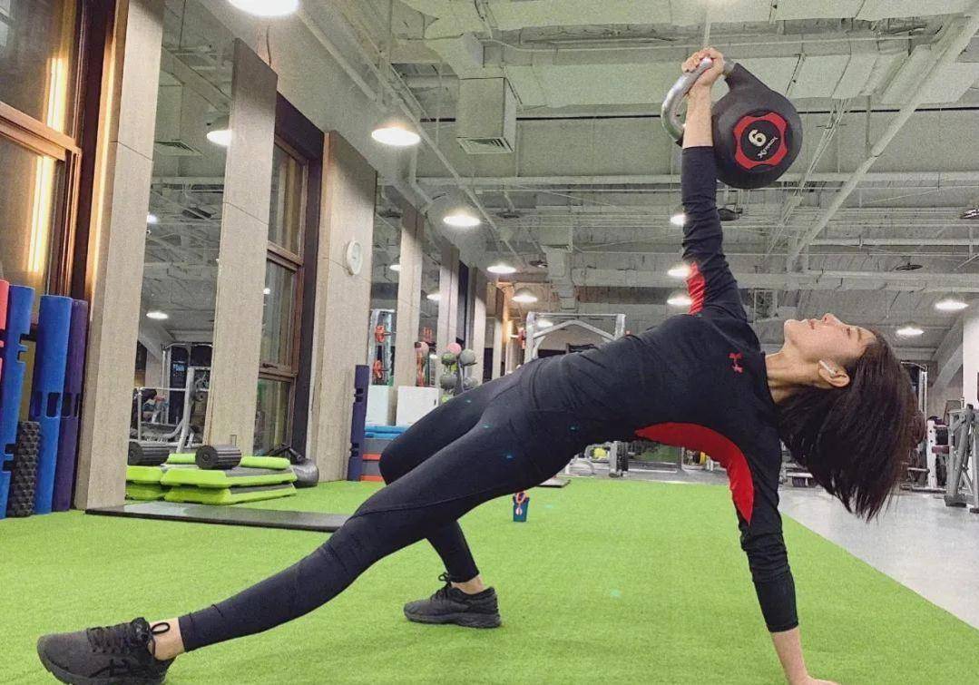 "性感校花"赵奕欢穿比基尼练钢管舞,34岁这身材简直太绝了_训练_女神