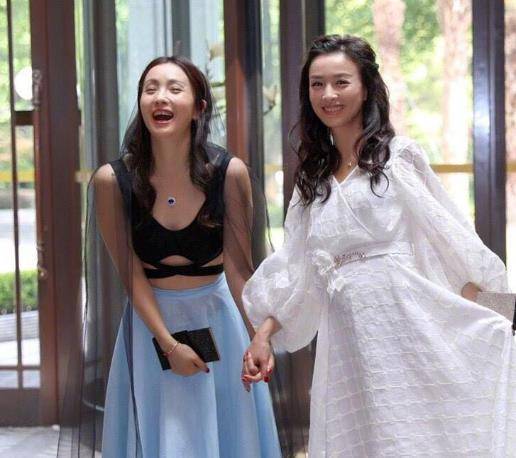 陶虹的开心溢于言表,直接跳起来大喊:有这样的闺蜜太幸福啦.