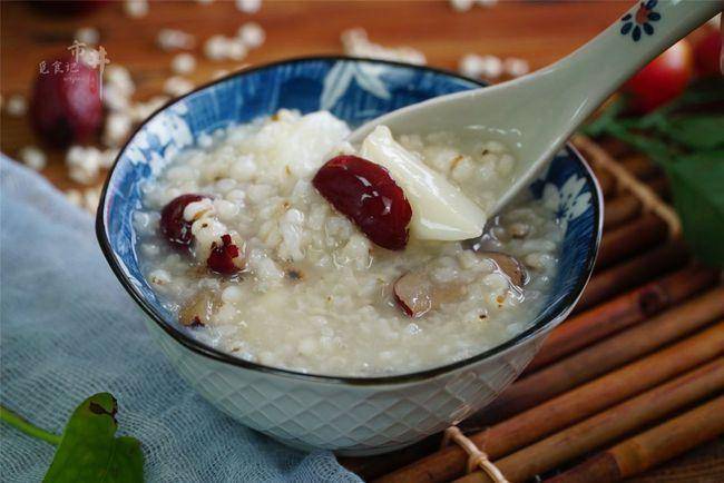 "春时宜食粥",这时不妨顺应时节煮一碗红枣山药薏米粥来喝_大麦_大米