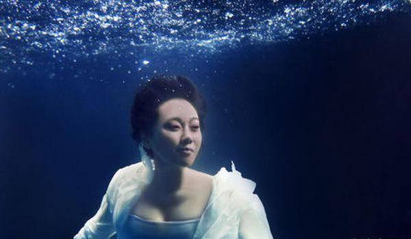 48岁闫妮的水下"大片",明明"一丝不露",却看得人心直怦怦跳_年龄_气质