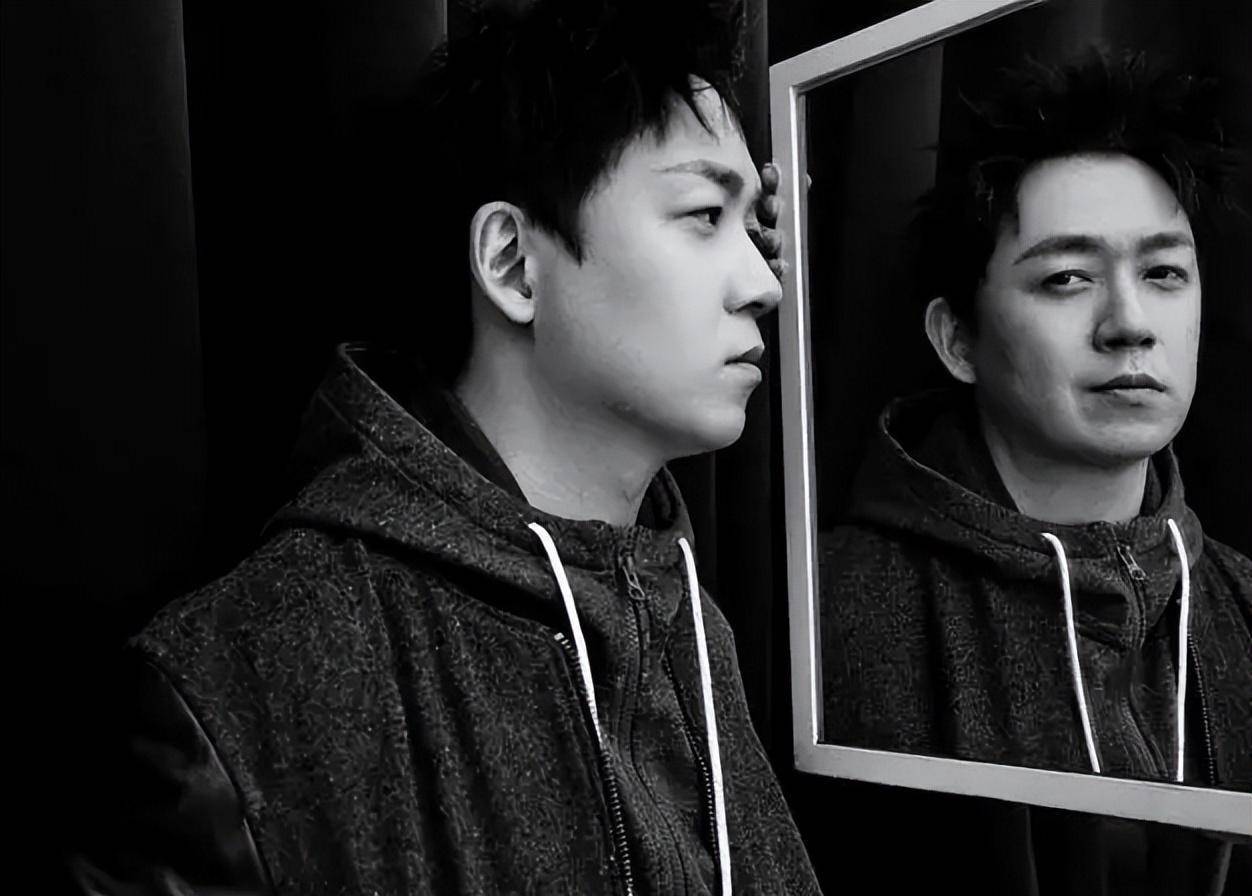 岁潘粤明深夜发文表白!示爱小10岁女友,网友调侃酒后吐真言