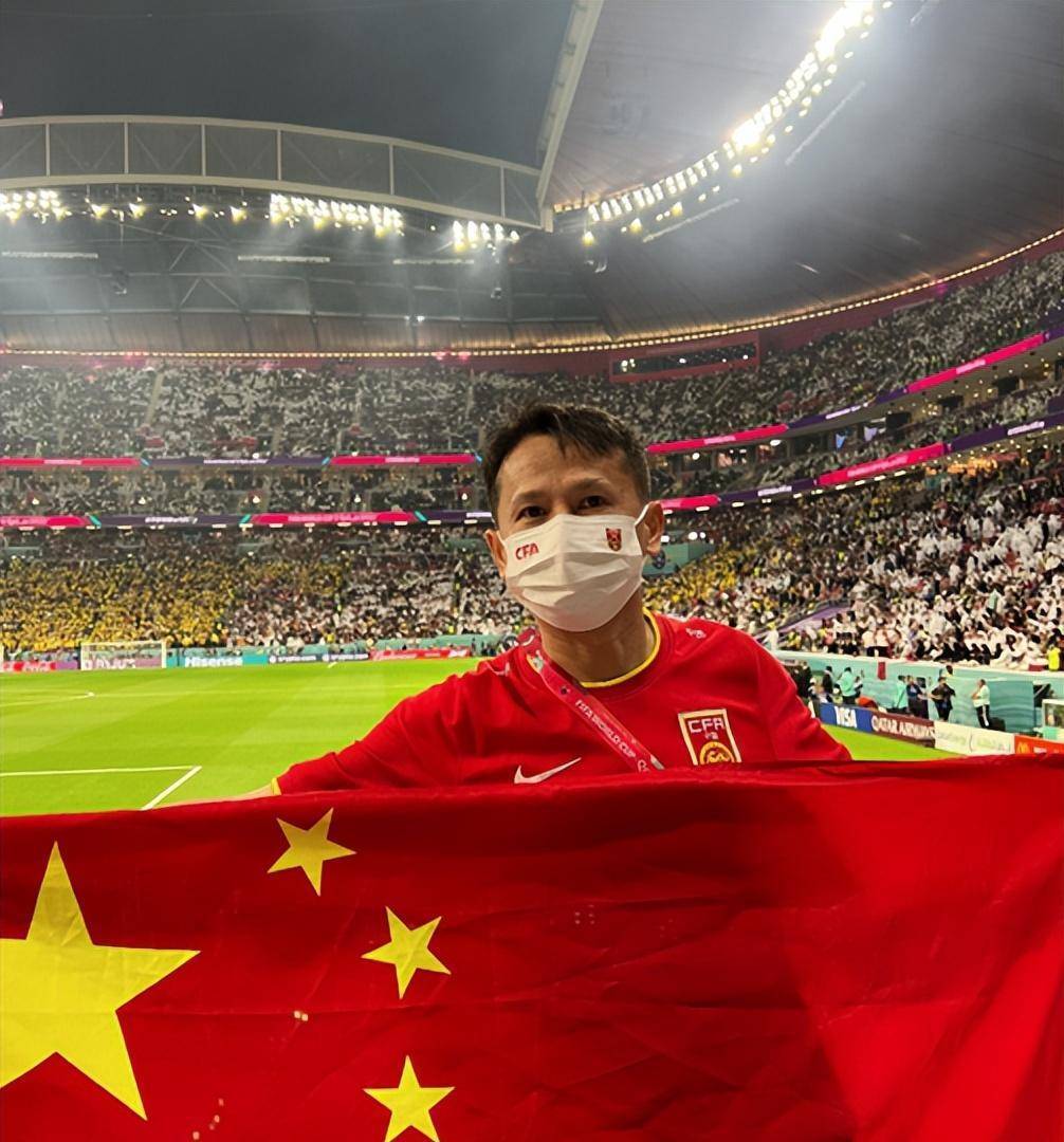 "倩倩哥"在世界杯上举着中国国旗,网友:这也太尴尬了_球迷_国际足联