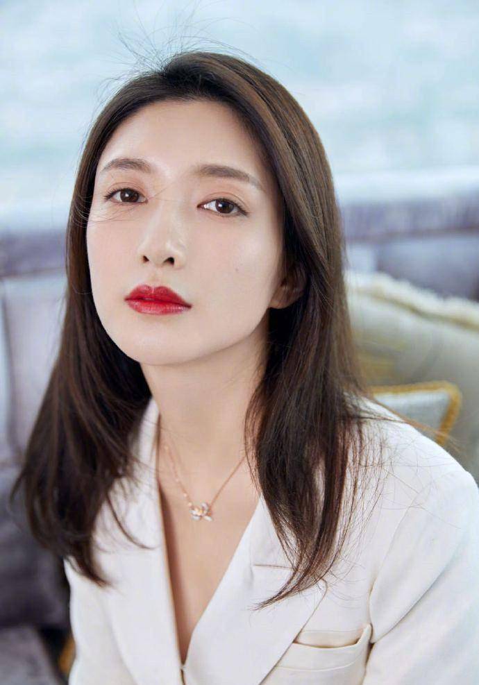 当佟丽娅和江疏影同穿白色连体裤,终于知道美女与女神的差距了_异域