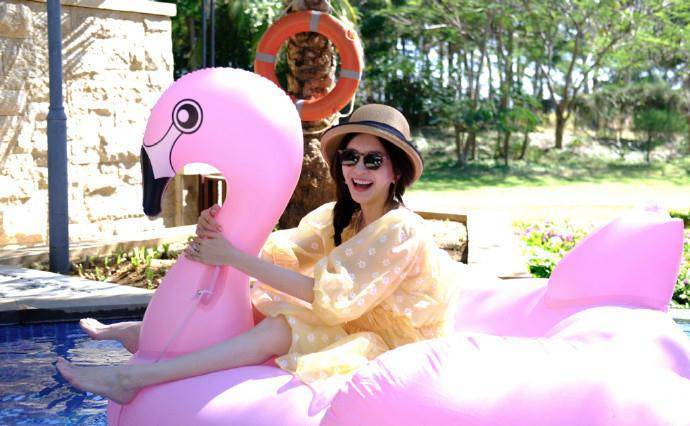 江疏影穿搭太减龄,身穿连衣裙打赤脚,泳池玩乐宛如领家少女_印花_清新