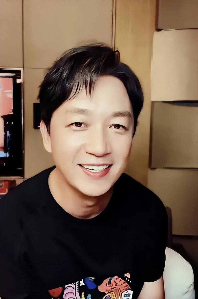 岁潘粤明深夜发文表白!示爱小10岁女友,网友调侃酒后吐真言