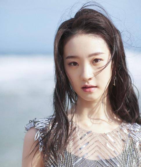 之所以能成为千玺的小师妹,离不开张艺凡自身的优秀条件,三岁就开始