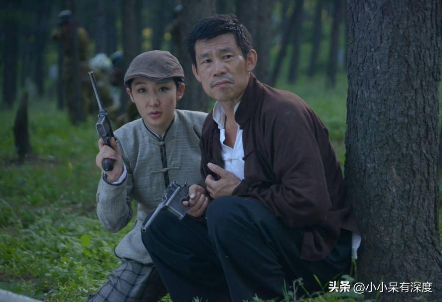 演员杨清文晒照,他凭《亮剑》成名,与妻子相濡以沫三十多年_日语_陈健