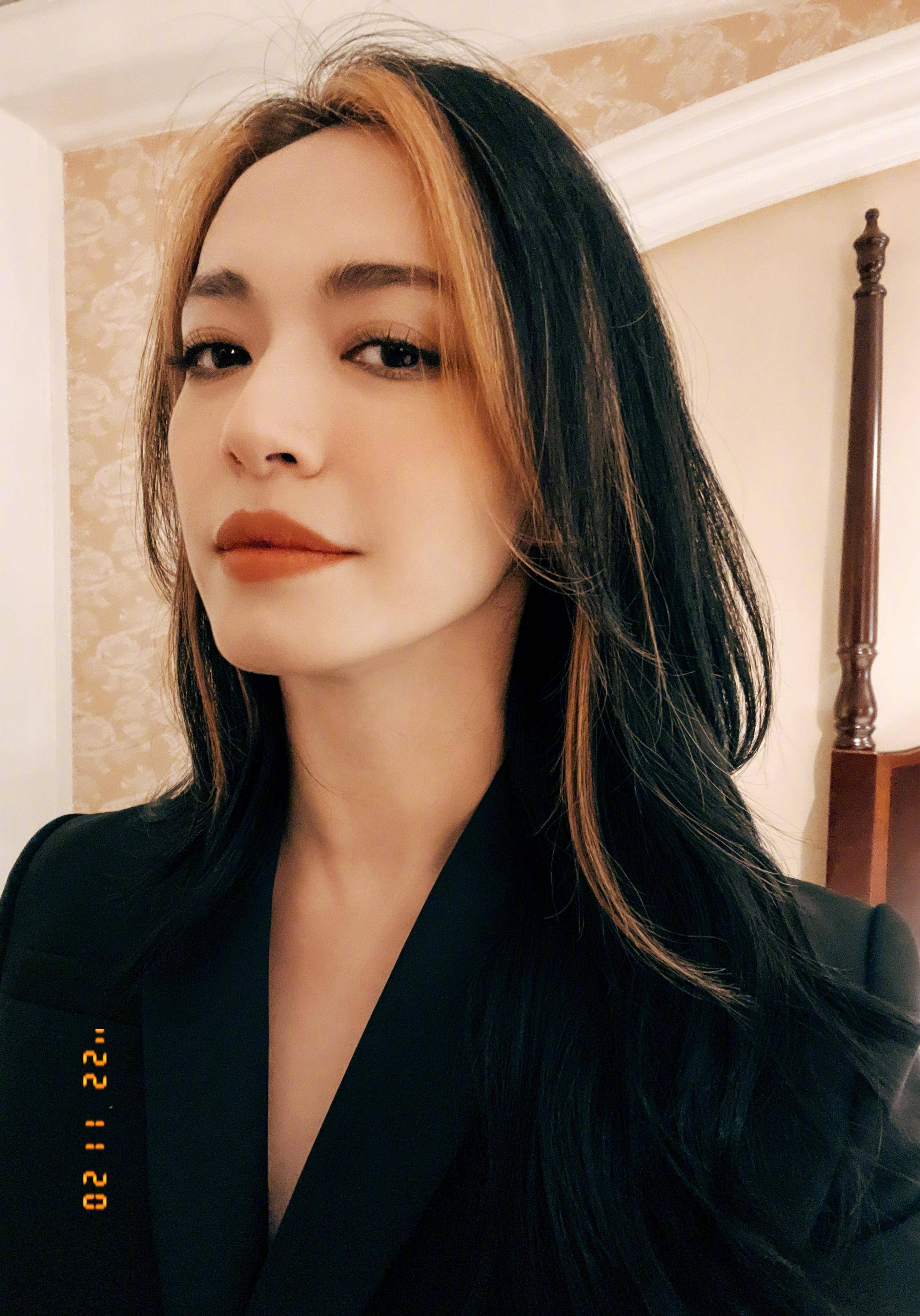 姚晨分享新造型,金刘海好吸睛,在配上烟熏妆,有彭莱那味儿了_摇滚