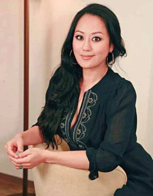 56岁章小蕙近照,离开钟镇涛20多年,仍拥有30岁的身段容颜_俏丽_状况