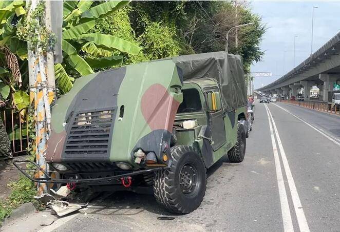 "悍马"车撞到路边电线杆,台军今年频繁在市区出车祸_原因_卡车_装甲车