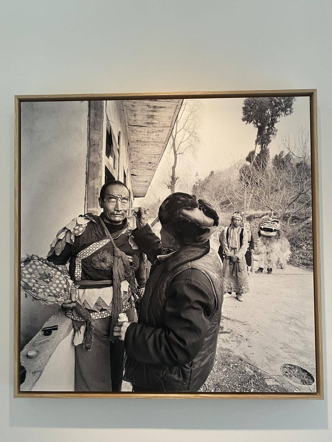 高屯子“十年寻羌”影像展:迎风的羊皮鼓传达出浓厚的民族文化_摄影_作品_吉胡
