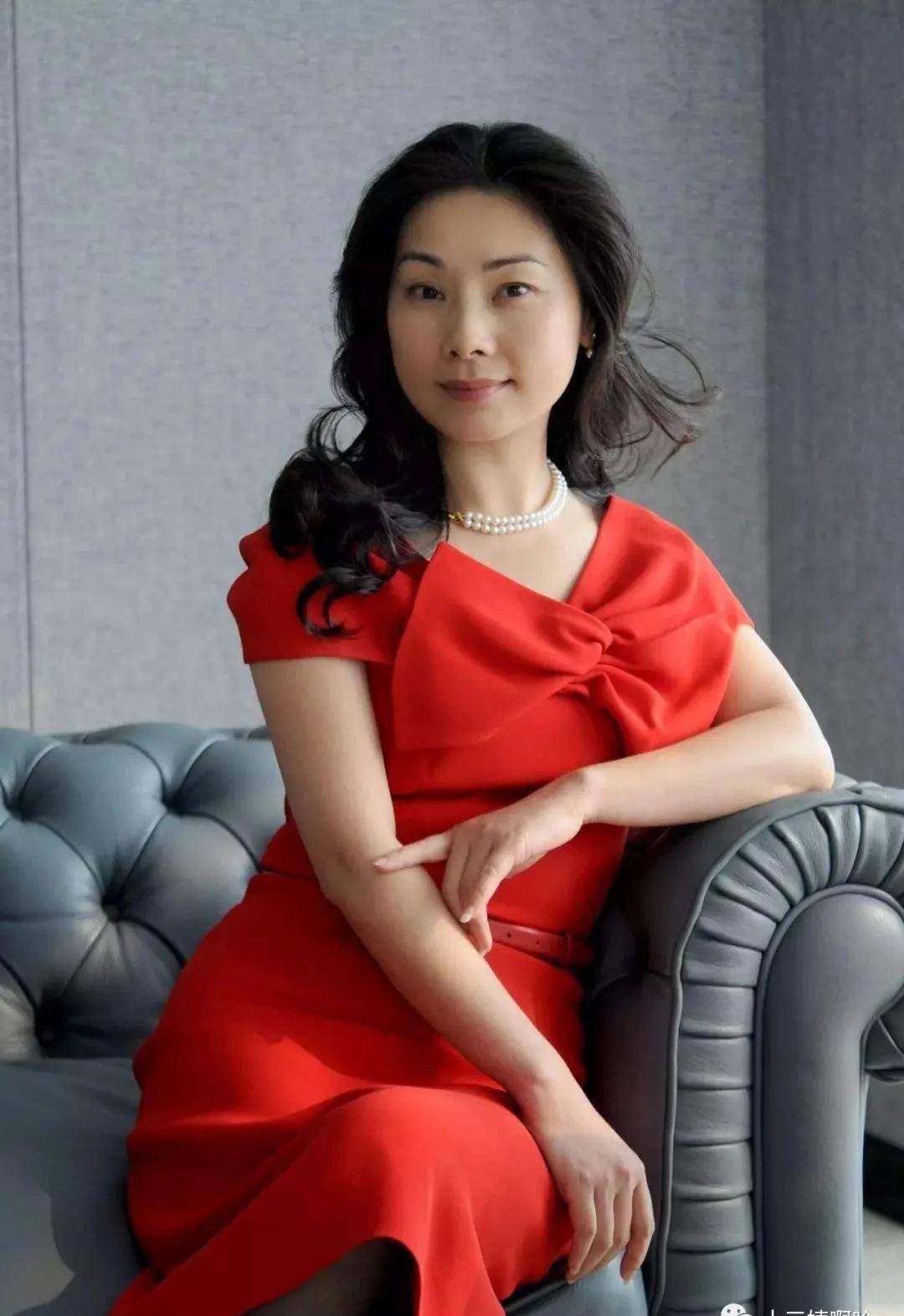 何赛飞亲妹妹:从小父母分手,失散12年姐妹相认,如今富甲一方_赛丽