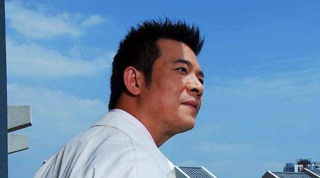 他演技不比刘德华差,却总爱演反派,今52岁无戏可拍落魄成这样_吴毅