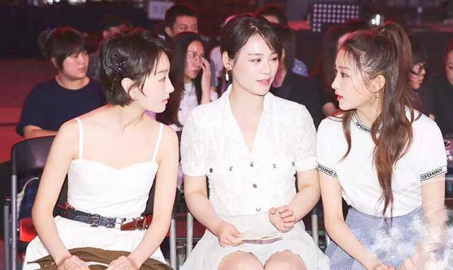 关晓彤为人有多狠,节目上把马思纯嘴弹肿,这到底是有多恨她!