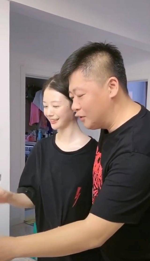 谢永强夫妇给父亲庆生,小12岁娇妻皮肤奶白,一句"阿爸"太温柔_贺树峰