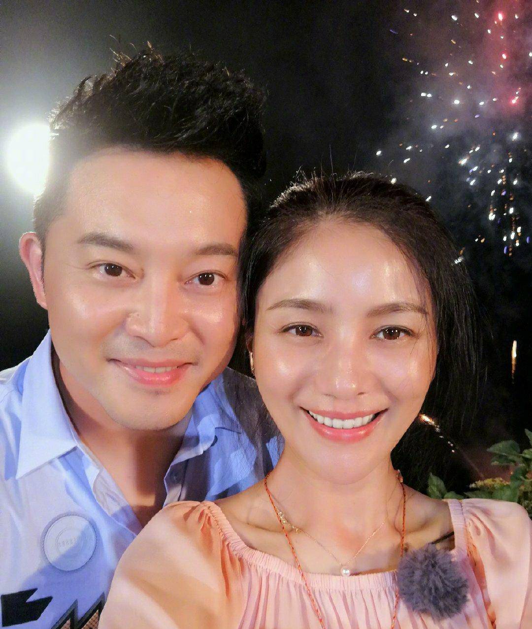 光膀子吃饭照,小家伙饿坏了,吃到眉毛都"飞"起,胃口超好_沙溢_安吉和