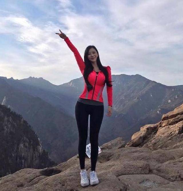 高个子国外美女真艺英,一双大长腿吸睛,网红呼啦圈或是关键_身材_健身