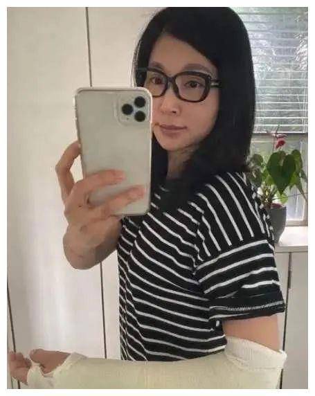 其实张玉婷年轻的时候,美丽如花,自然少不了追求者.