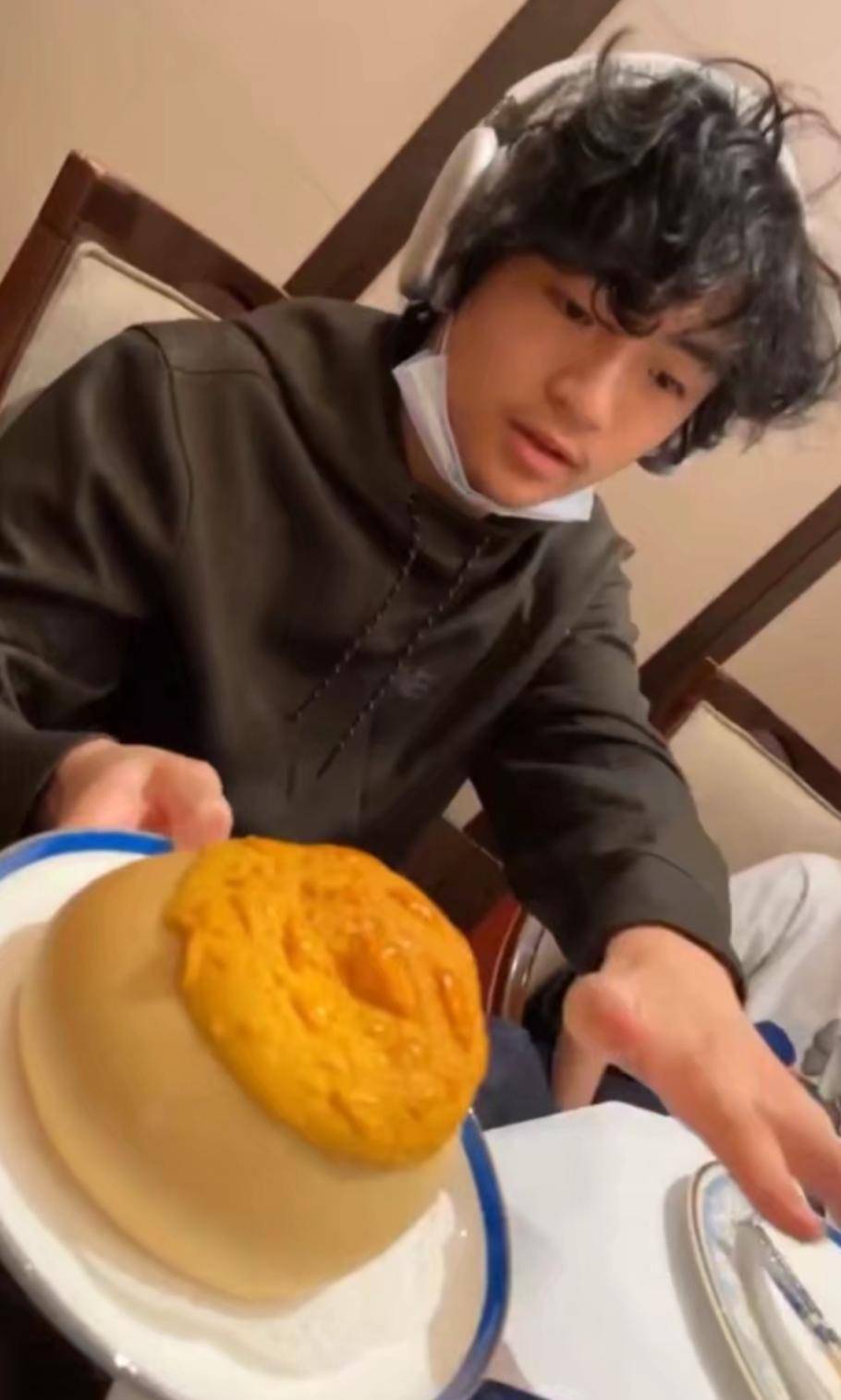 稍显遗憾的是,lucas谢振轩并未选择露面,看到镜头偷拍后仅露出一个