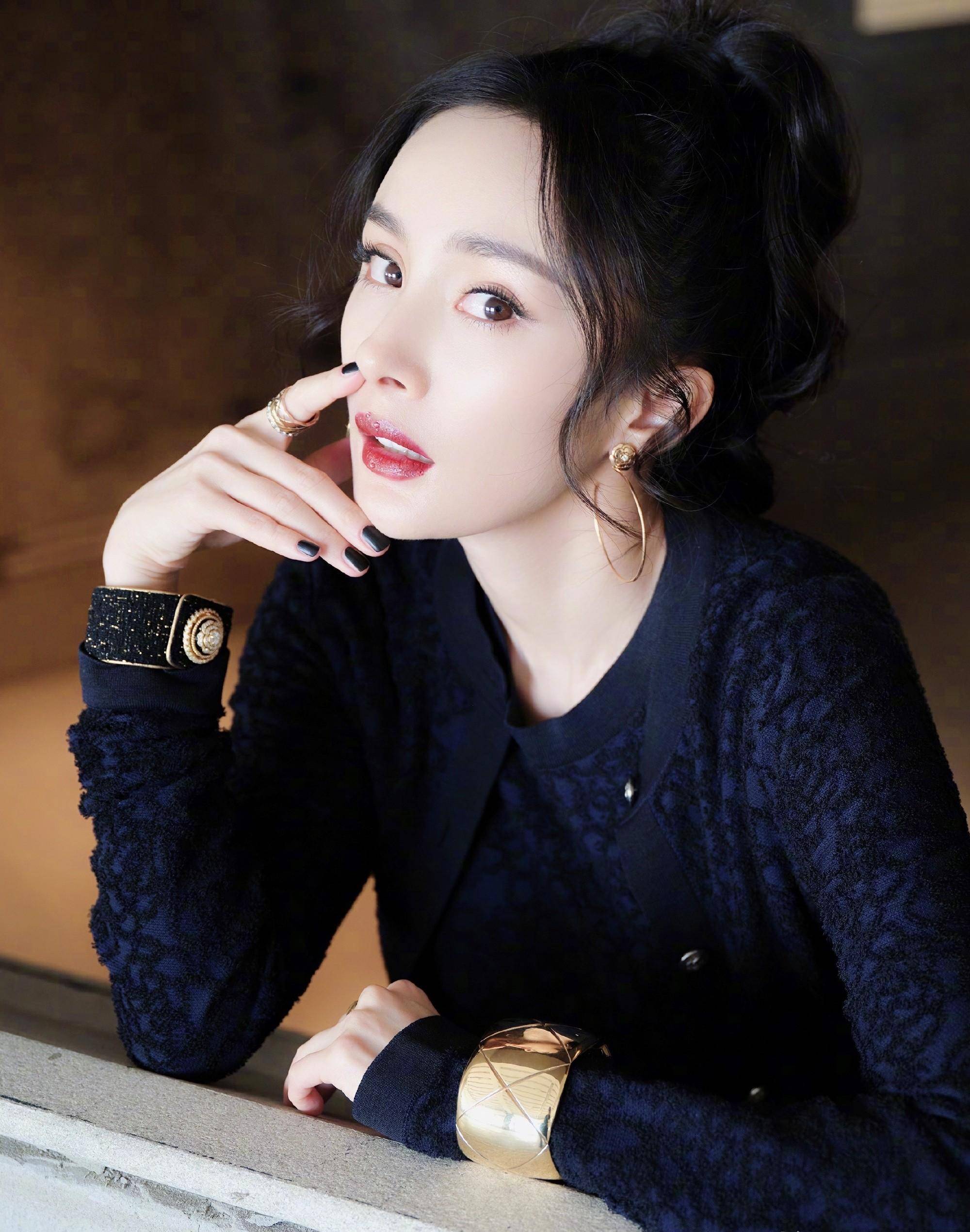 戏外又是年龄差不多的朋友,为此一度很有话聊,而今杨幂高清写真终于