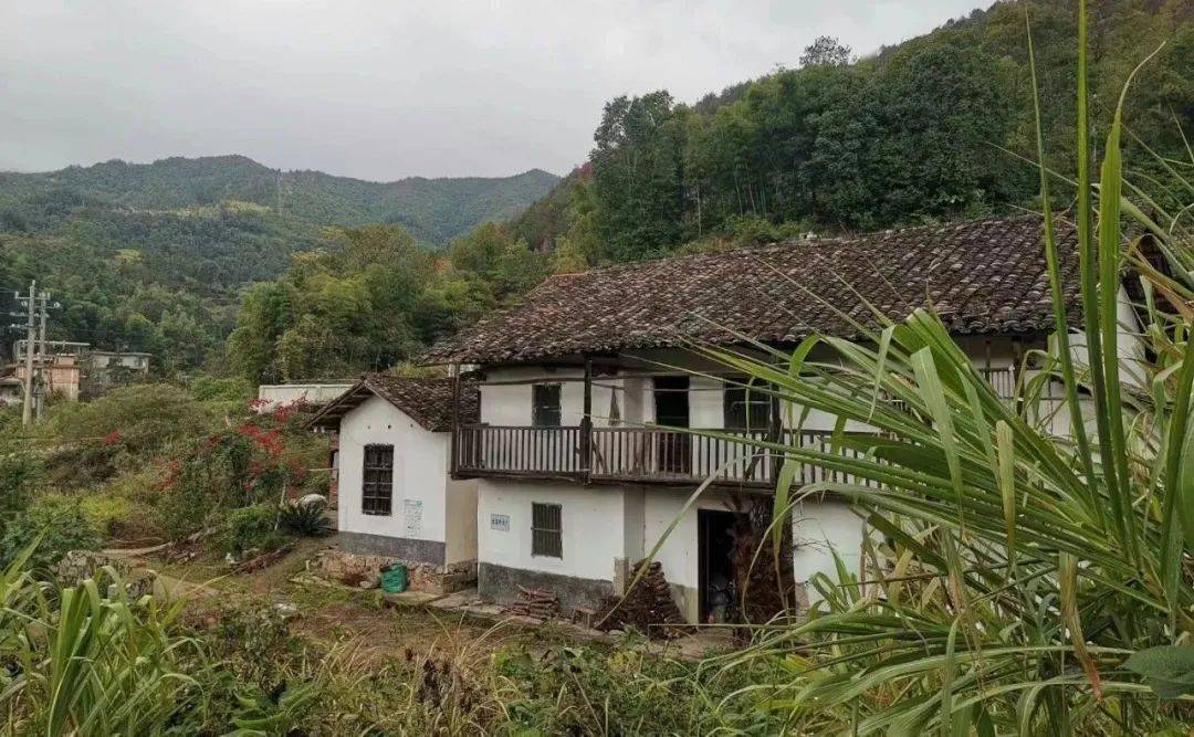 東鄰貢江鎮紅峰村,南接貢江鎮裡泗村,西連羅坳鎮大橋村,北與興國縣社