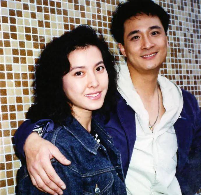 李婉华罕晒母女合影,18岁女儿靓丽出众,高中读戏剧疑似想当艺人