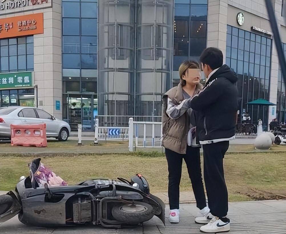 江苏一对情侣街头吵架,女友让男友还钱,被他按倒在地上_女子_男子