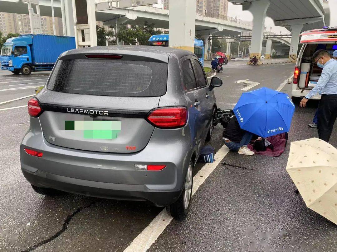 上班途经车祸现场,这两位医护人员冒雨救助伤者_黄燕_梁庆佳_三水 