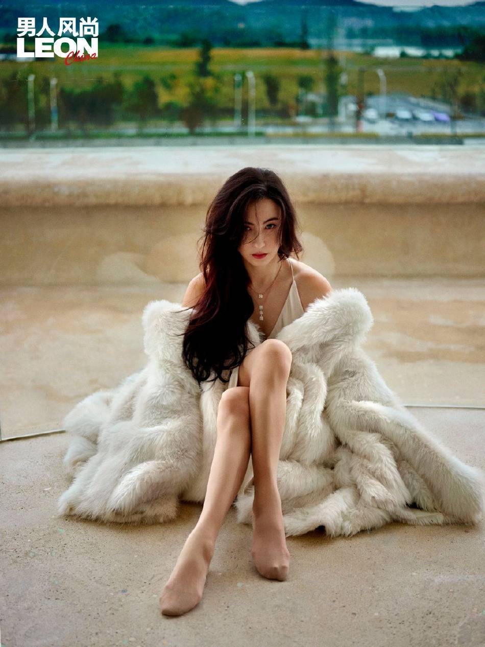 张柏芝杂志写真大秀白嫩美腿!雪肤玉貌太性感撩人_发丝_大衣_秀发