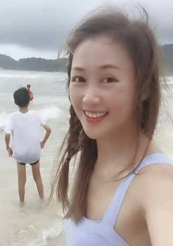 51岁梁小冰穿紧身裙显孕肚?