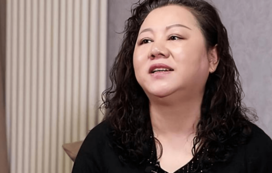 2001年,中国飞行员王伟不幸牺牲,后来他的妻子阮国琴怎么样了_丈夫