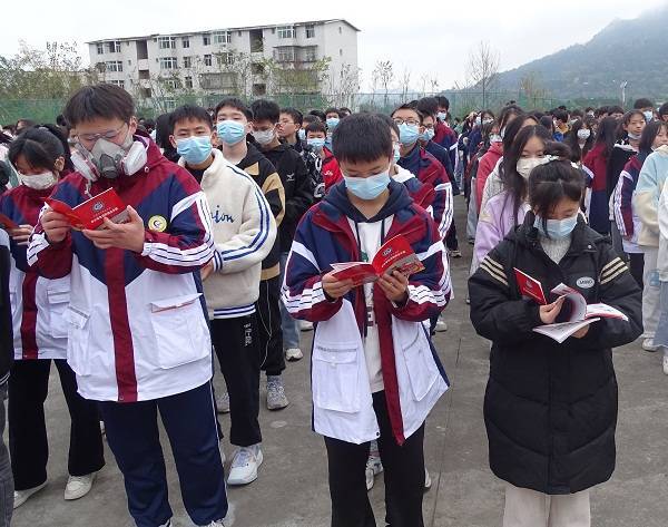 巴州区奇章中学开展消防应急疏散演练暨消防知识培训活动_校园_师生