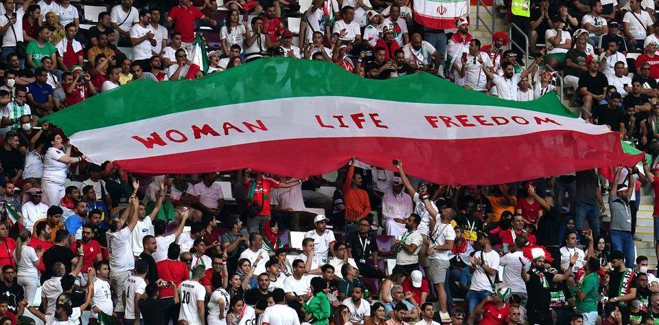 伊朗拒绝在世界杯上唱国歌这一切背后,数百名抗议者死亡_政府_比赛