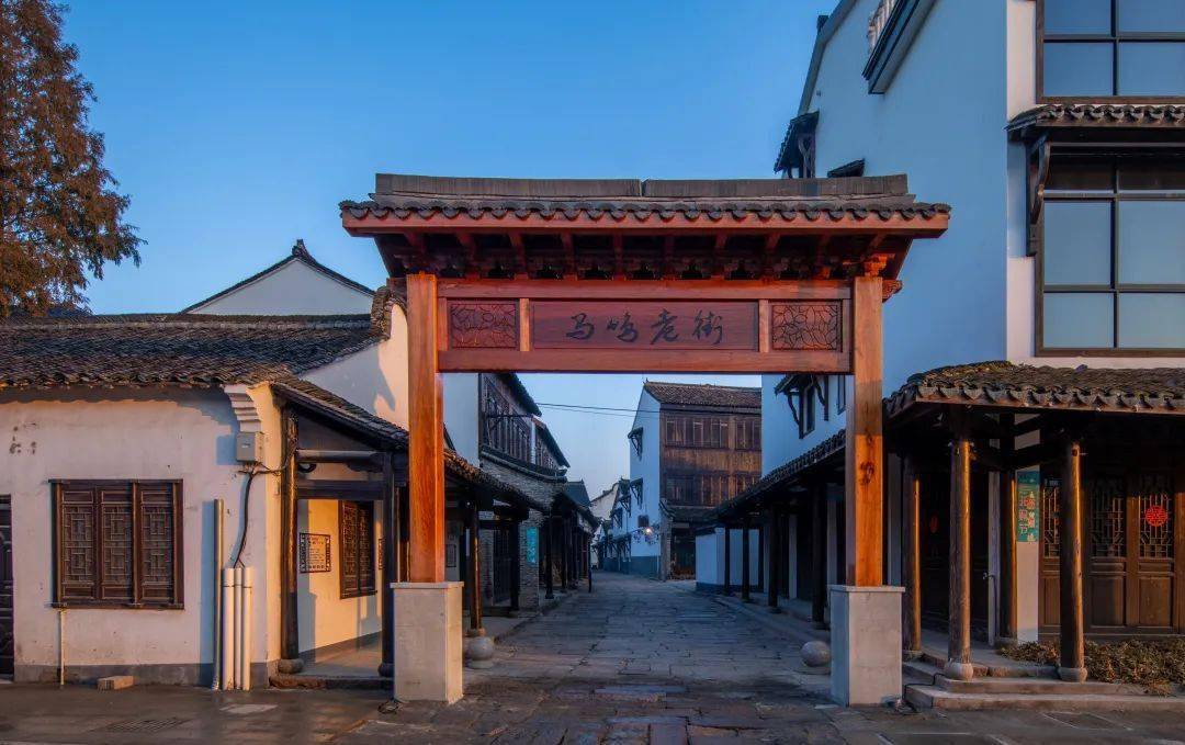 清晨的薄雾尚未消散,马鸣老街上的楼家茶馆已经热闹了起来.