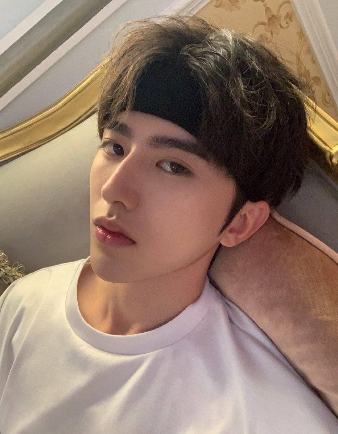 蔡徐坤机场量体温时秀70万钻戒,身上珠宝总价值超百万,不愧是凡尔赛之