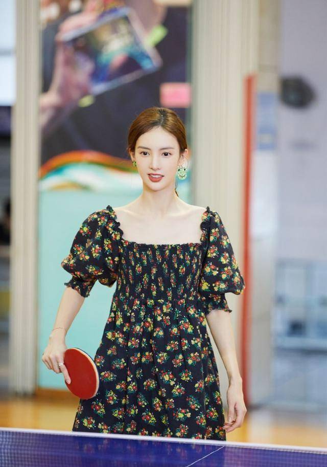 金晨挑战"奶奶碎花裙",没想到意外好看清新又甜美,气质太好了_的设计