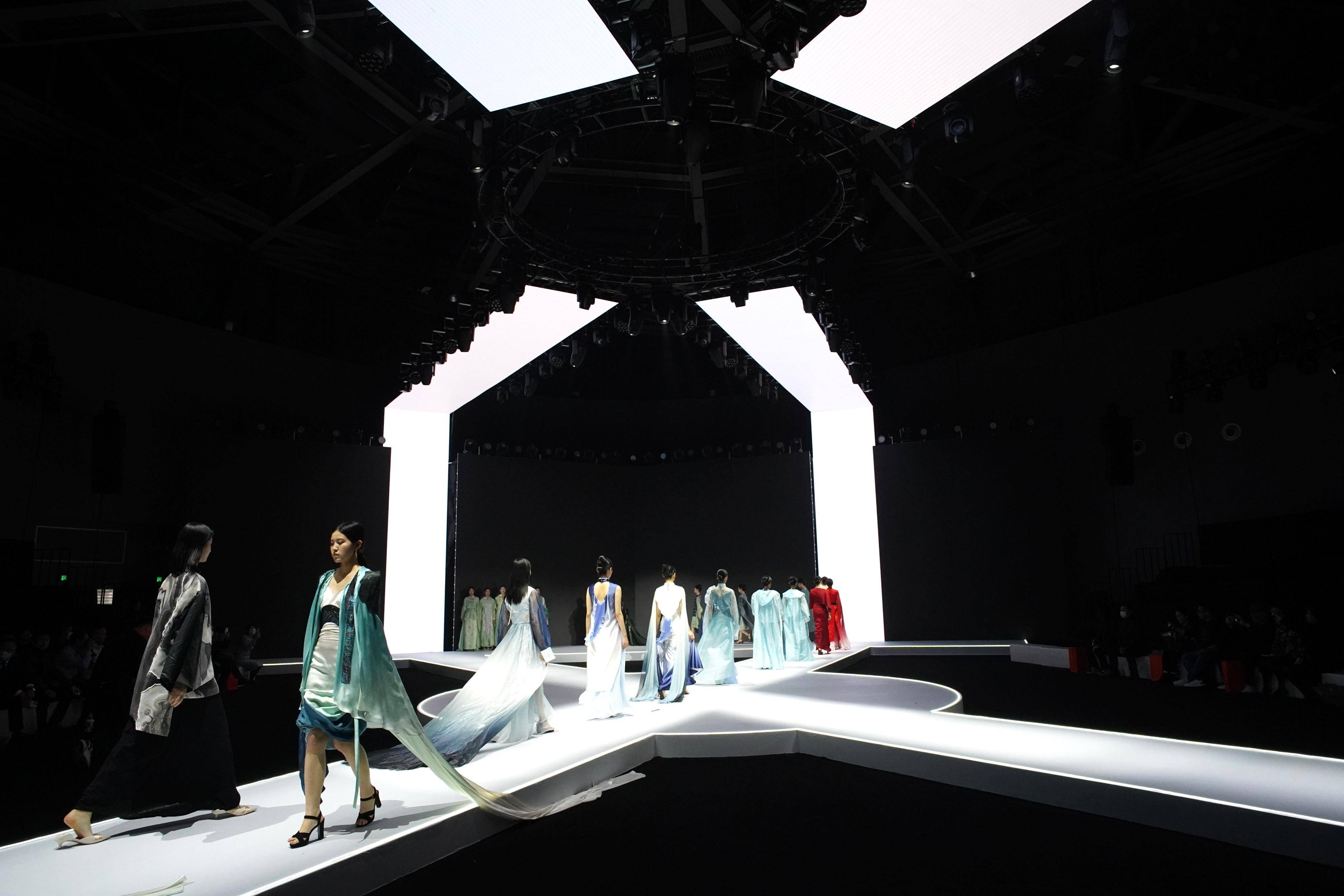 助力礼服设计再迈新台阶 "敦礼为衣—宋韵"时尚礼服设计大赛柯桥举办