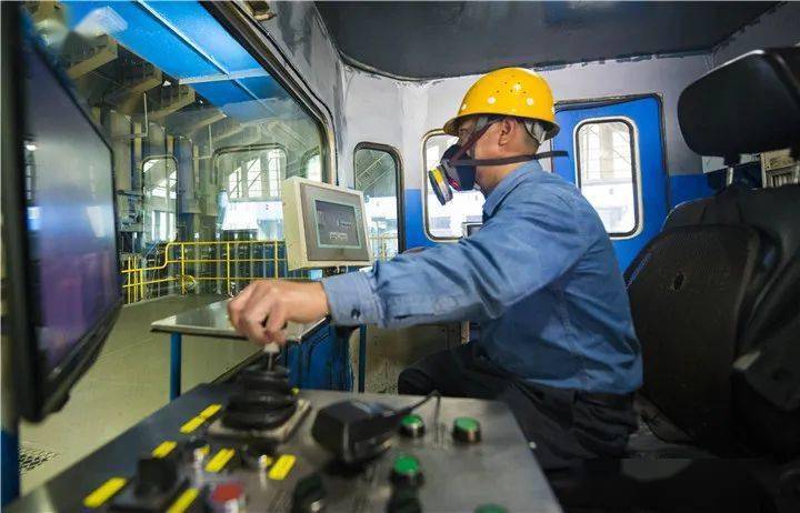 推焦车司机正在作业当前是碳达峰的关键期,窗口期,推进减污,降碳,增绿