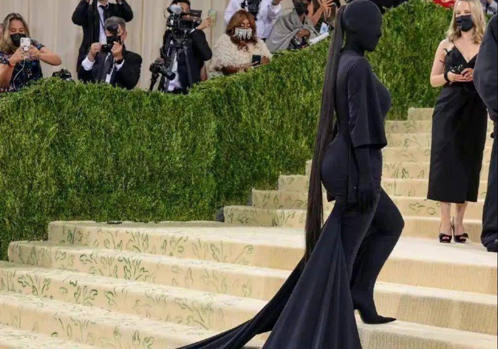 看不懂的国外审美,卡戴珊全身黑袍似影子,亨特白色瞳孔太_时尚_黑色