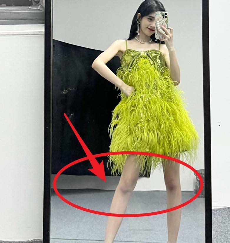 鞠婧祎在后台休息,晒全身照被发现抹粉严重,看清膝盖全露馅了_进行