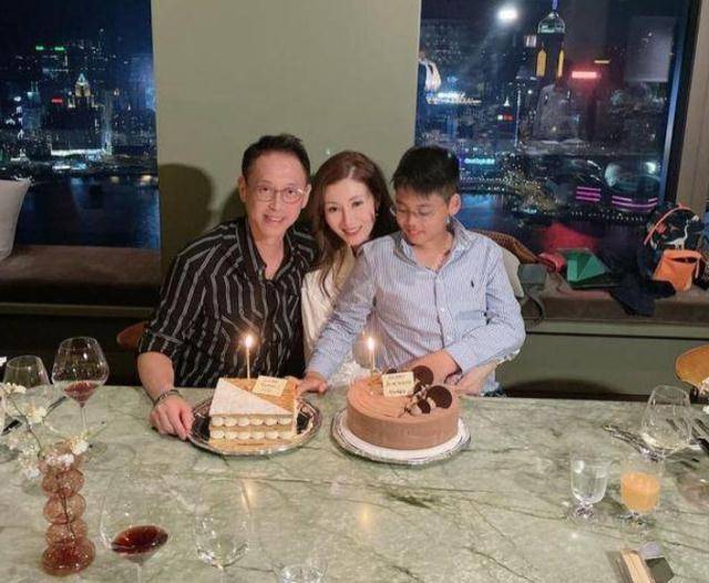 李嘉欣晒出近照,为丈夫许晋亨庆祝50岁生日,两人同框大秀恩爱_小姐