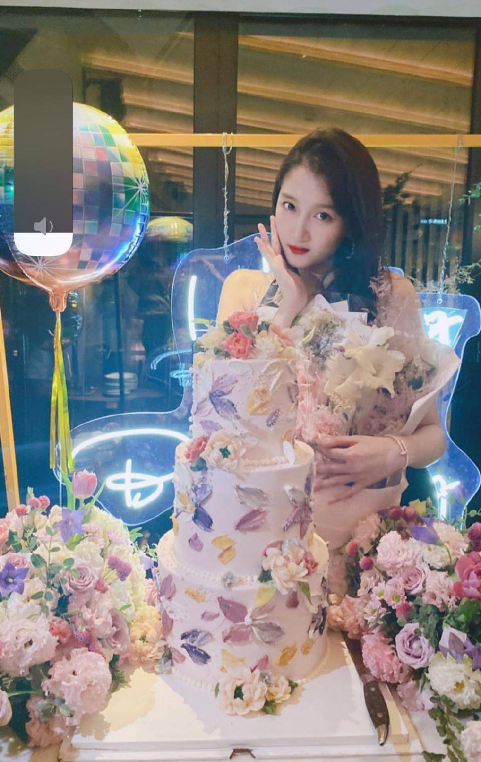 关晓彤庆生画面曝光,穿超短吊带夜店蹦迪,与好姐妹扭腰摆臀超嗨_鹿晗