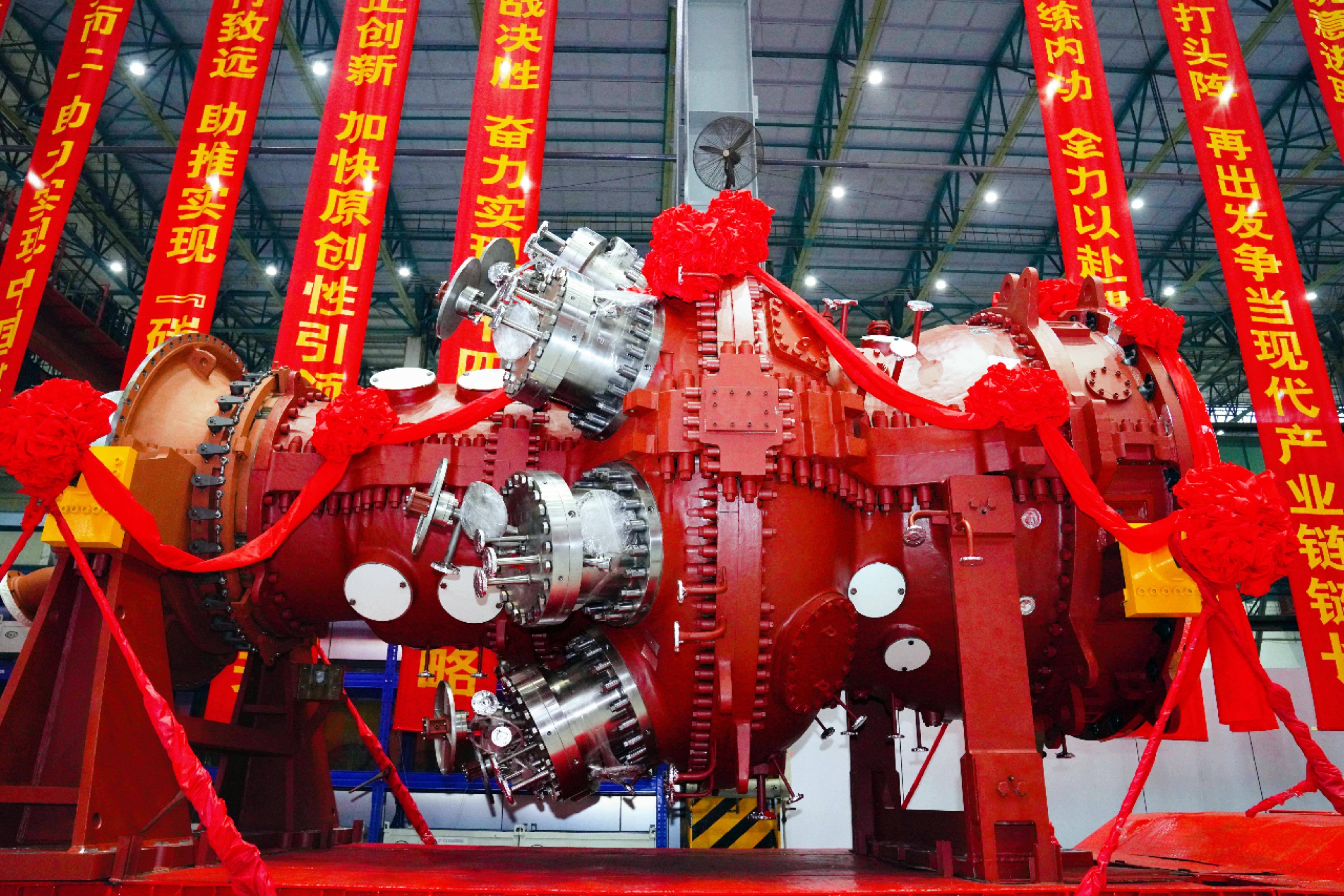 首台国产50兆瓦重型燃气轮机在四川德阳完工发运
