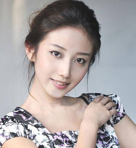 《非诚勿扰》最美观众,因被镜头无意扫到爆红,现成名气演员_陈梦瑶