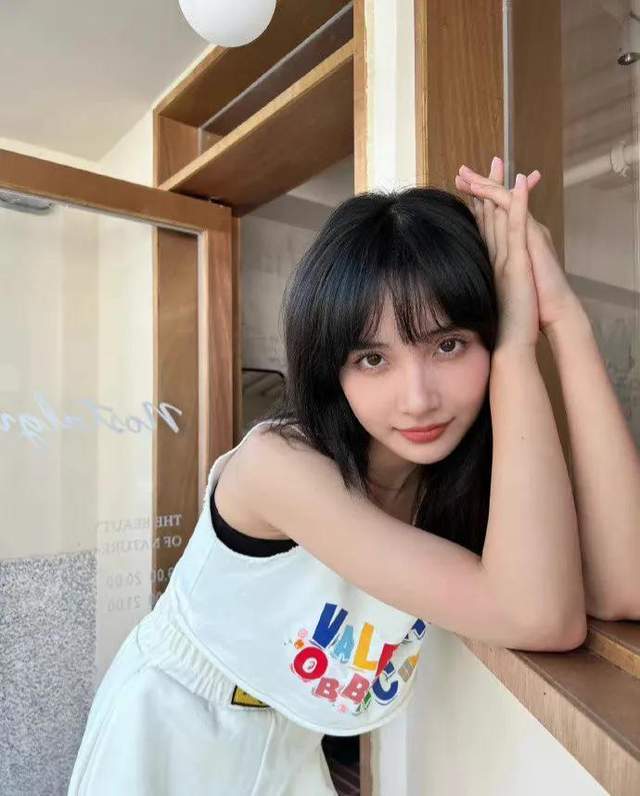 一开始这名女子被误认为是《青春有你第二季》的学员葛鑫怡,她因为在