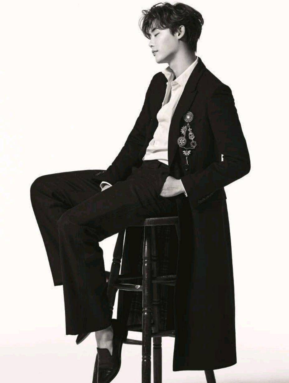 李钟硕不愧是韩剧的半壁江山,退伍后首个杂志大片,尽显男性魅力_黑色