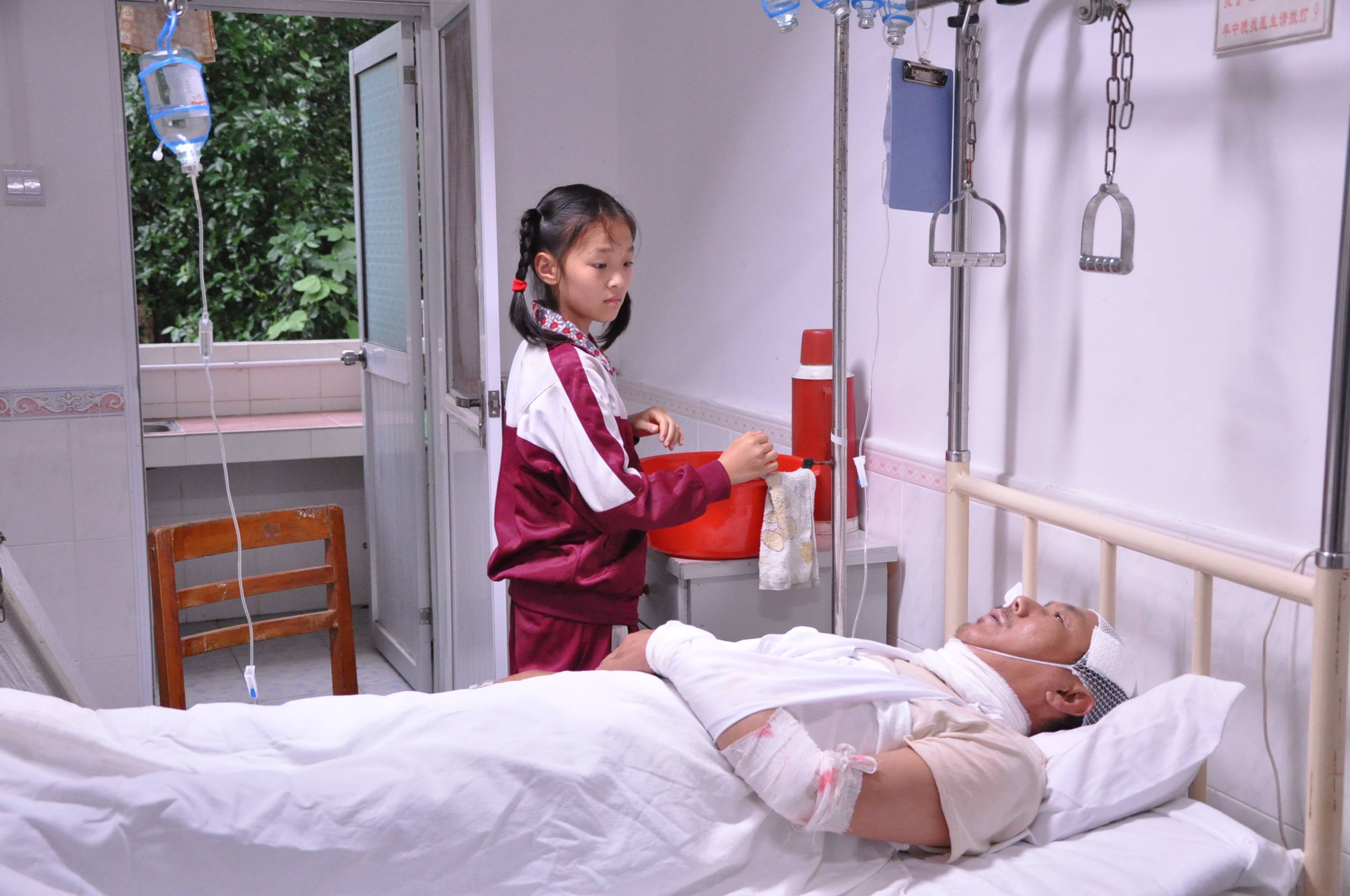 就在彭彩金9岁那年,一场突如其来的意外,使得原本贫苦的家庭雪上加霜.