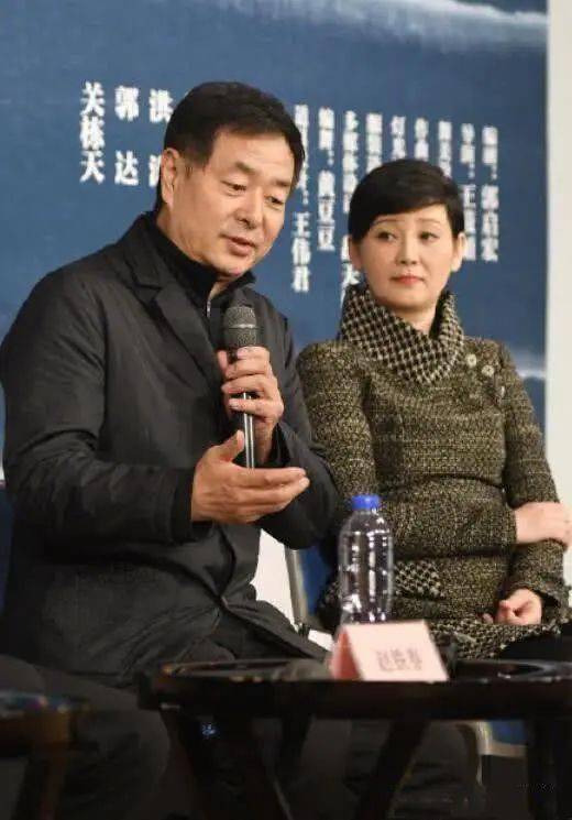 徐帆参加同学聚会,53岁素颜自然松弛下坠,纯天然穿老式棉服就是漂亮