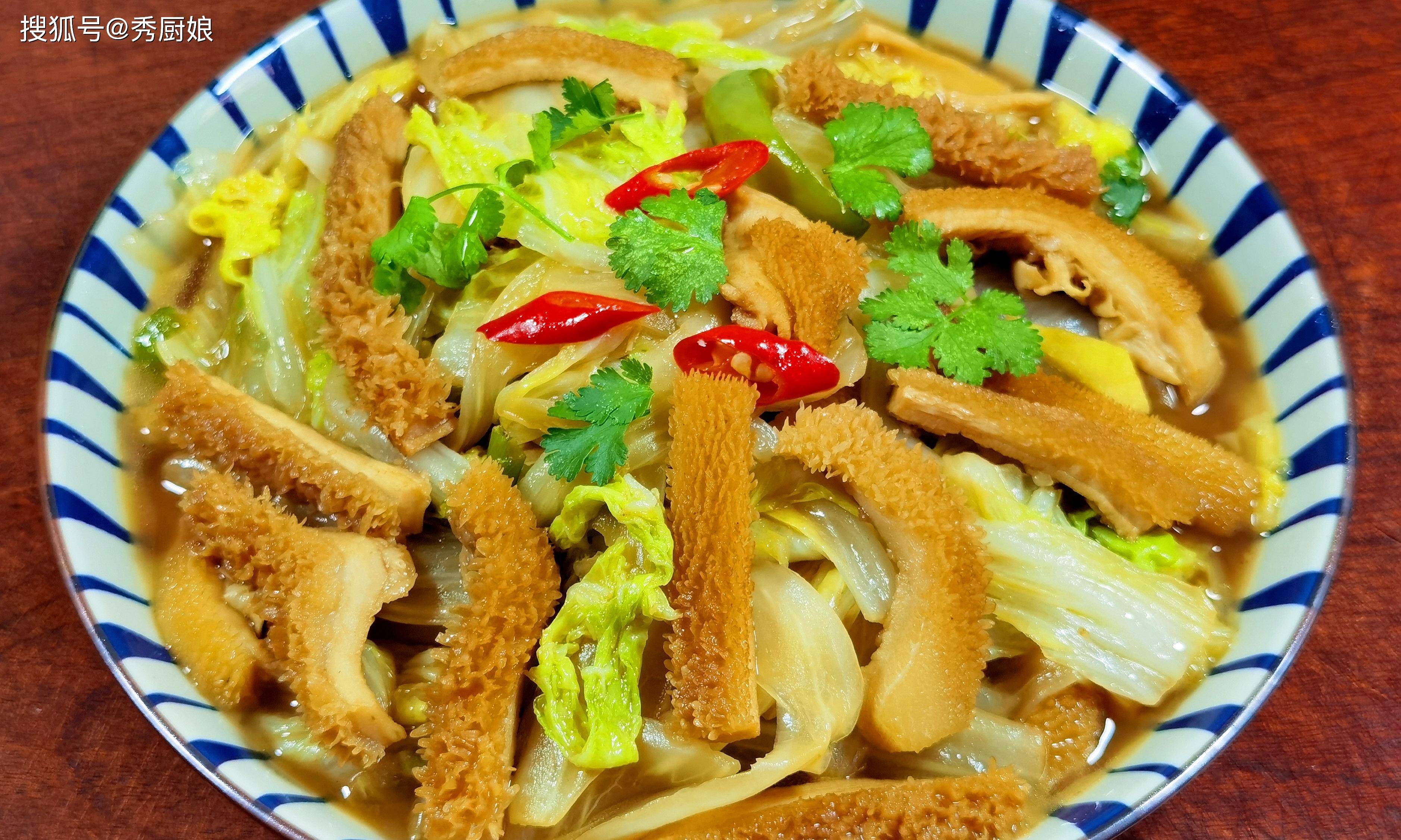 因为牛肚一般都是半成品,所以炒的时间不宜过长,否则牛肚就炒老了.2.